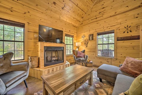 Cabin with Games and Hot Tub, 4 Mi to Beavers Bend! House in Broken Bow