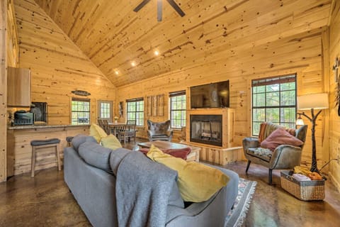 Cabin with Games and Hot Tub, 4 Mi to Beavers Bend! House in Broken Bow