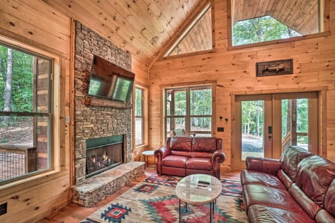 Peaceful Cabin on 3 Private Acres Deck and Fire Pit Casa in Union County