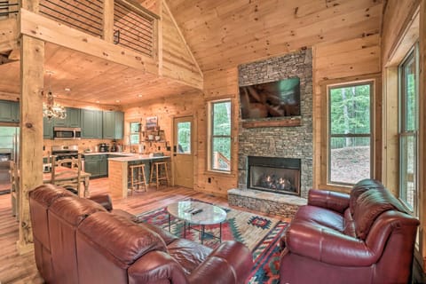 Peaceful Cabin on 3 Private Acres Deck and Fire Pit Haus in Union County