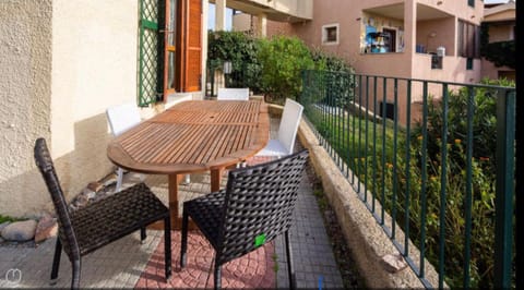 Property building, Patio, Day, Garden, Garden, View (from property/room), Balcony/Terrace, Dining area, Garden view