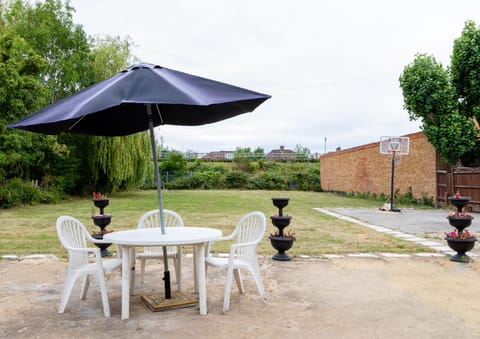 Property building, Communal lounge/ TV room, BBQ facilities, Garden, Garden view