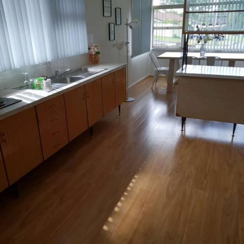 CAMPBELLTOWN HOLIDAY HOME 3 BED + FREE PARKING NCA039 Apartamento in Campbelltown