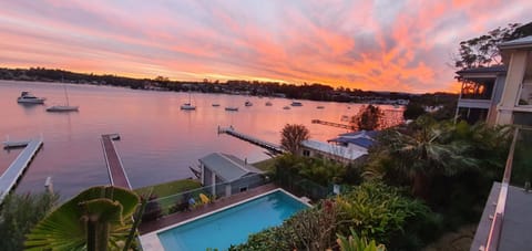Absolute Waterfront Lakehouse Fishing Point Waterfront Pool Jetty Casa in Lake Macquarie