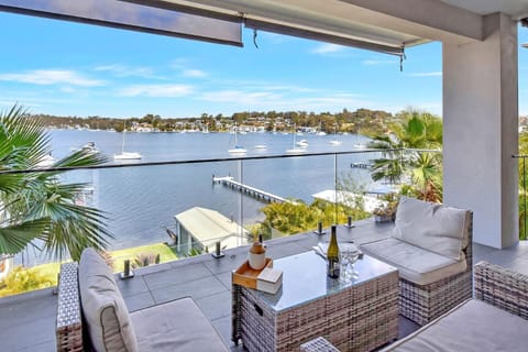 Absolute Waterfront Lakehouse Fishing Point Waterfront Pool Jetty House in Lake Macquarie