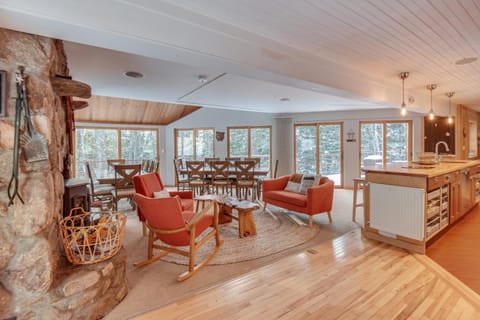 Elegant White Mountain Escape with Furnished Deck! Maison in Thornton