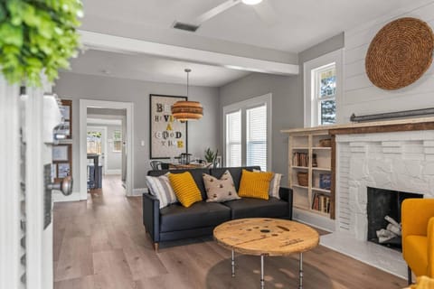 BeeKeeper's Inn - Beautifully Renovated 1929 Bungalow with 2 Bedrooms on Brick Street near Tampa's Attractions Maison in Tampa