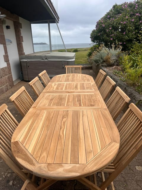 Villa l'hermine Vue mer exceptionnelle, prestation luxe contemporaine avec cinema et spa, borne voit électrique Villa in Louannec