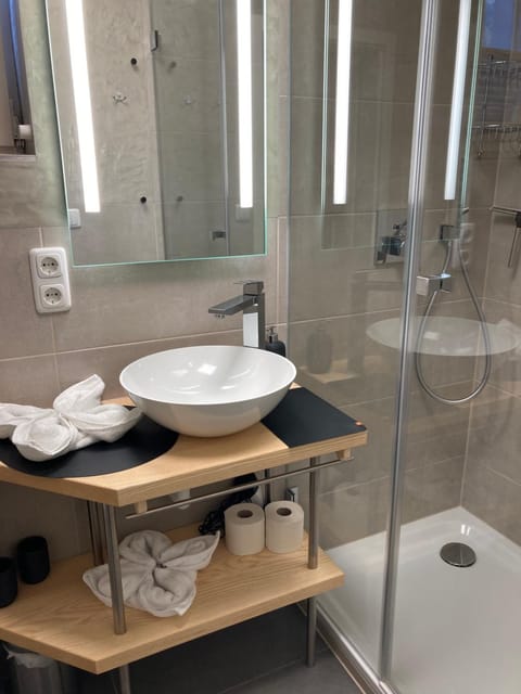 Shower, Toilet, Bathroom, towels