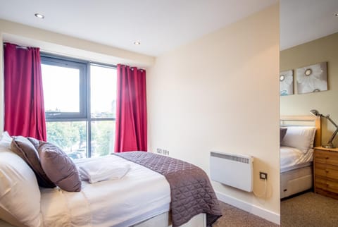 City One Bedroom Apartment with Juliet Balcony in West One - Parking Possible Apartment in Sheffield