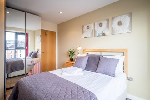 City One Bedroom Apartment with Juliet Balcony in West One - Parking Possible Apartment in Sheffield