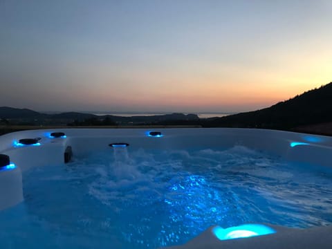 Hot Tub, Autumn, On site, Lake view, Landmark view, Mountain view, Area and facilities, Swimming pool, Sunset