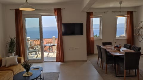 TV and multimedia, View (from property/room), Balcony/Terrace, Seating area, Dining area, Sea view