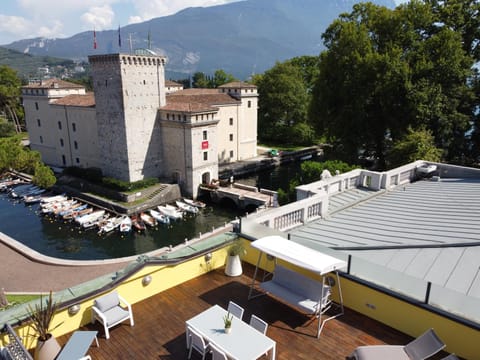 Nearby landmark, Day, Neighbourhood, Summer, Balcony/Terrace, City view, Lake view, Landmark view, Mountain view