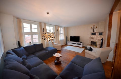 TV and multimedia, Living room, Seating area, flat iron