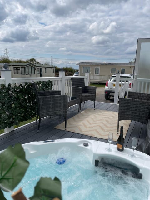 Hutchinson's Willerby Kelston with Hot tub Luxury tent in Bassetlaw District