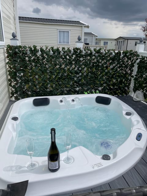 Hutchinson's Willerby Kelston with Hot tub Luxury tent in Bassetlaw District