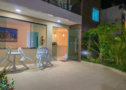 Property building, Facade/entrance, Garden, Balcony/Terrace