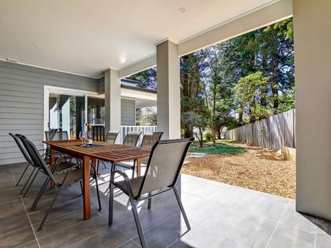 Patio, Day, Garden, Dining area, Garden view