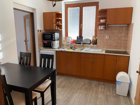 Kitchen or kitchenette, Dining area, minibar, oven, pet friendly, stove, toaster, kitchen