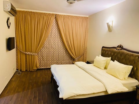 Royal Two Bed Luxury Apartment Gulberg Copropriété in Lahore