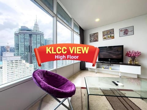 Communal lounge/ TV room, Property logo or sign, TV and multimedia, Evening entertainment, Logo/Certificate/Sign, Text overlay, City view, Certificate/Award