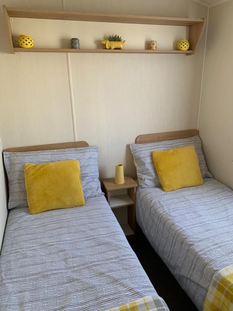 Gold Plus 6 Berth Caravan in NEW BEACH with parking WiFi and decking Camping /
Complejo de autocaravanas in Dymchurch