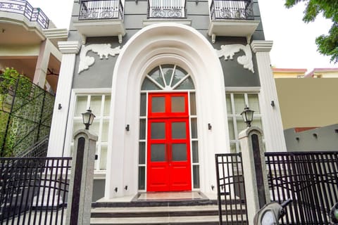 Facade/entrance