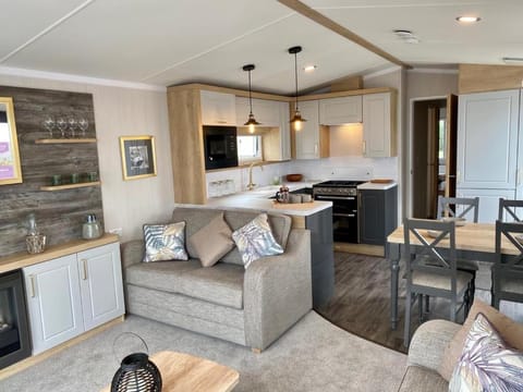 Kitchen or kitchenette, Living room, Seating area, Dining area, minibar, pet friendly, stove