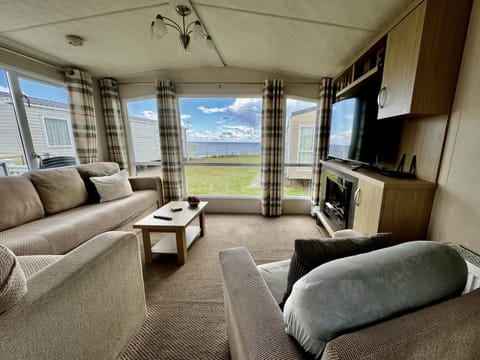 Property building, Communal lounge/ TV room, TV and multimedia, View (from property/room), Living room, Evening entertainment, Landmark view, Sea view, fireplace, pet friendly, pet friendly