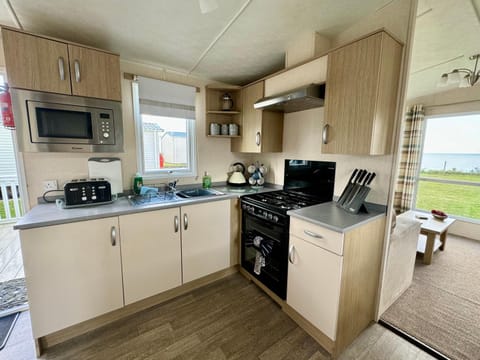 Activities, Kitchen or kitchenette, Photo of the whole room, Parking, furniture, oven, stove, toaster, towels, kitchen