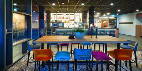 Restaurant/places to eat, Lounge or bar