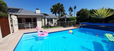 Meerendal Cottage-Affordable Luxury,Private Pool Eigentumswohnung in Cape Town