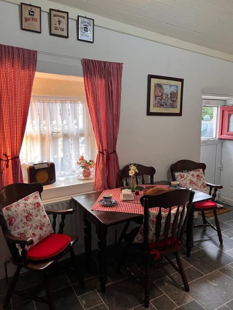 Dining area, kitchen