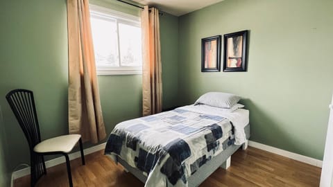 Private Rooms Male Accommodation Close to NAIT Kingsway Mall Downtown Bed and Breakfast in Edmonton