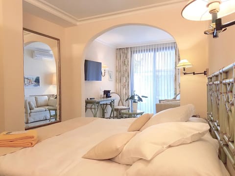 Bed, TV and multimedia, Photo of the whole room