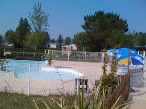 Bungalow de 3 chambres avec piscine partagee jardin et wifi a Louannec Haus in Louannec