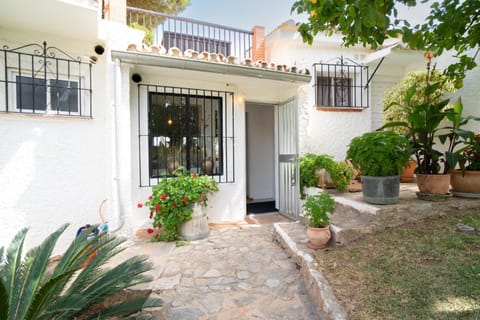 Casa Ancladero Big rooftop terrace, 2 bedroom guesthouse w garden and view Casa in Fuengirola