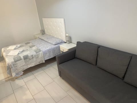 Bed, Living room, Photo of the whole room, Bedroom, towels