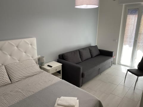 Bed, Living room, Photo of the whole room, Bedroom, towels