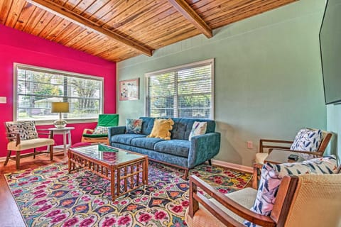 Vibrant PCB Bungalow with Patio - Walk to the Beach! Haus in Laguna Beach