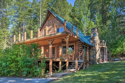 Alpine Adventures Cozy Log Cabin with Deck and Views! House in Wyoming