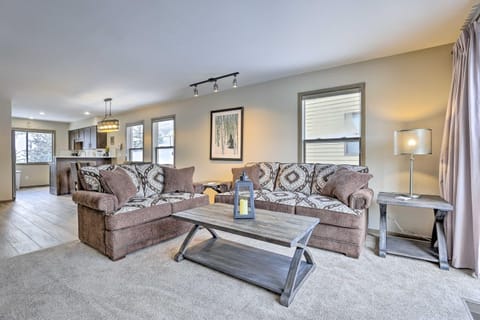 Sleek Frisco Townhome with Views 8 Mi to Copper Mtn House in Frisco