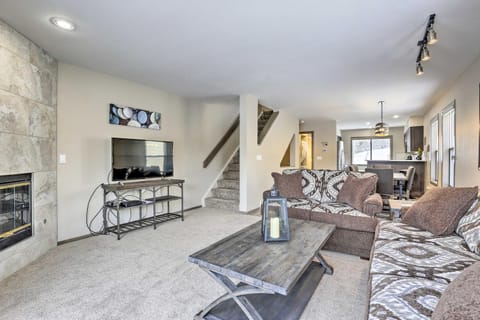 Sleek Frisco Townhome with Views 8 Mi to Copper Mtn House in Frisco