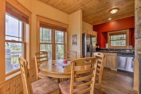 Tranquil Riverfront Cabin Fish, Hike and Ski! Maison in Granby
