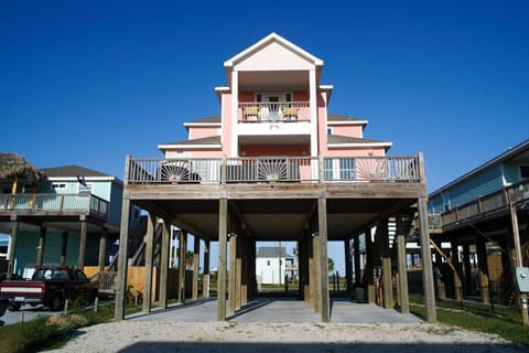 Chic Crystal Beach Escape with Deck - Walk to Beach! House in Bolivar Peninsula