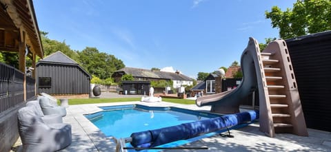 Incredible summer winter 32c heated pool hot tub bar House in Sandwich