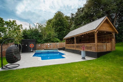 Incredible summer winter 32c heated pool hot tub bar House in Sandwich