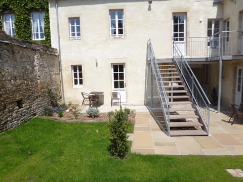 Apt cosy centre ville Bayeux avec terrasse ou extérieur proche plages du débarquement Condominio in Bayeux