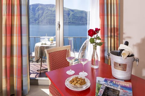 Balcony/Terrace, Lake view, Mountain view